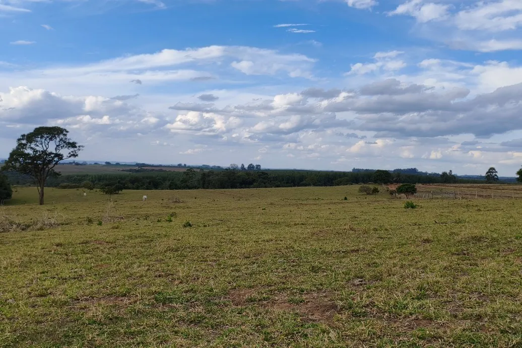 Vista panorâmica do Sítio Bela Vista, com área aberta, horizonte longo e serras ao fundo