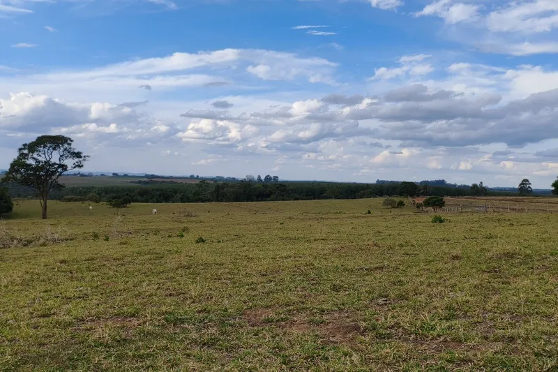 Vista panorâmica do Sítio Bela Vista, com área aberta, horizonte longo e serras ao fundo
