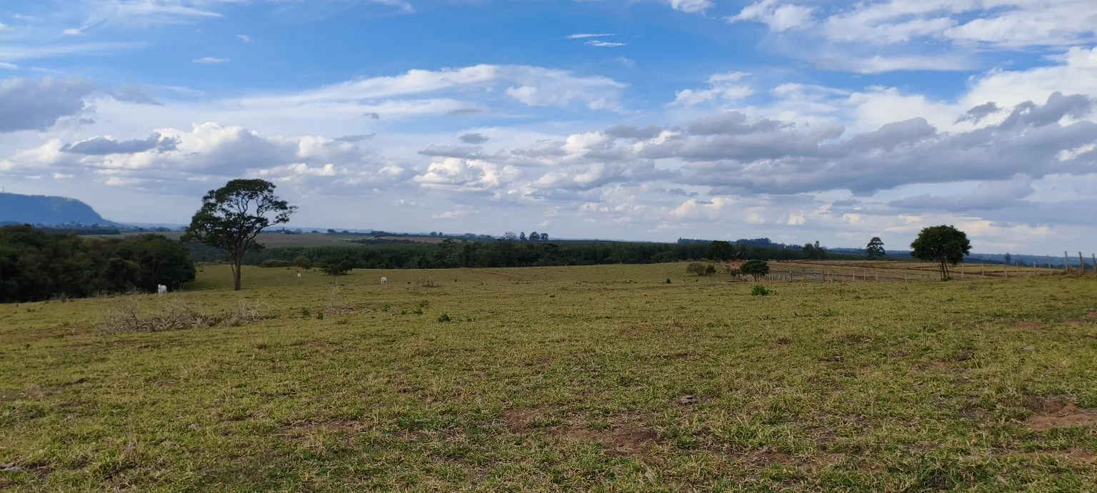 Vista panorâmica do Sítio Bela Vista, com área aberta, horizonte longo e serras ao fundo