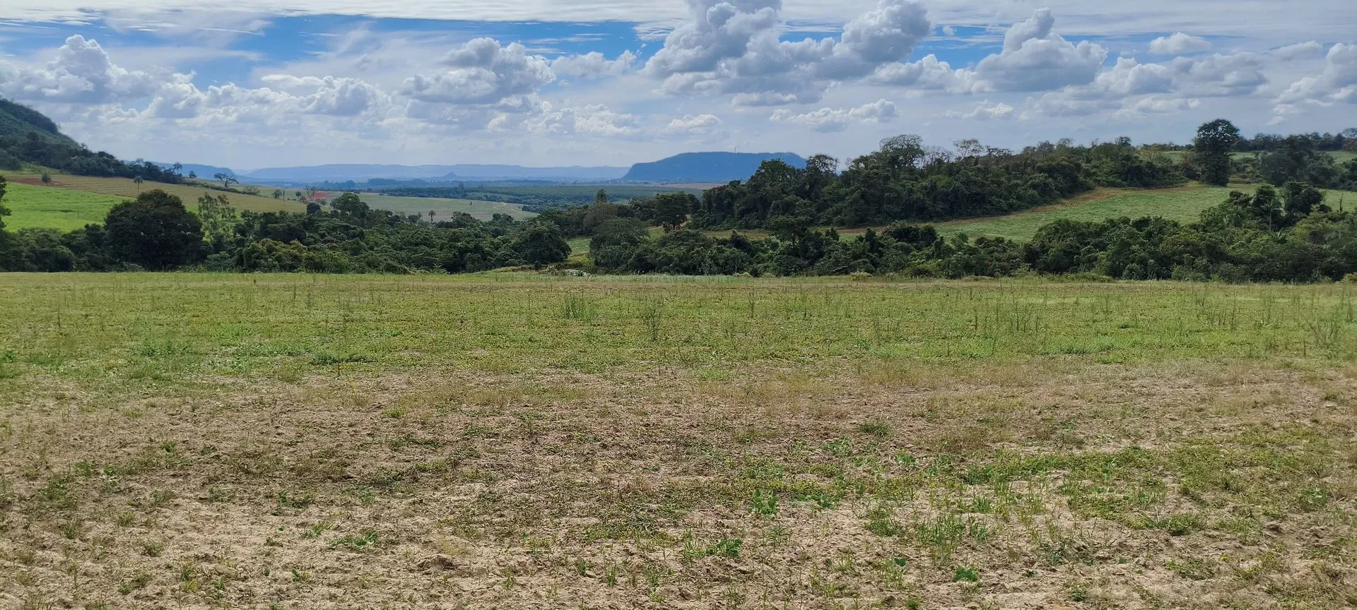 Panorâmica do Sítio Monte Alto mostrando o relevo da propriedade
