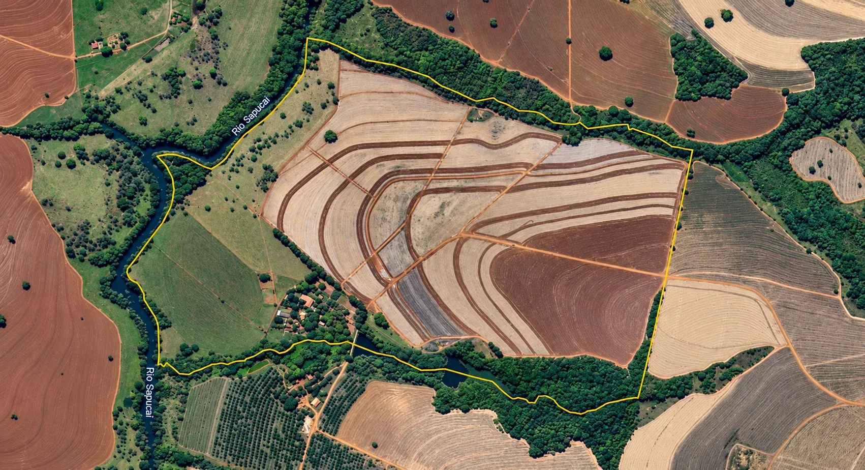 Imagem aérea da Fazenda Santa Rita de Cássia com perímetro demarcado e Rio Sapucaí.